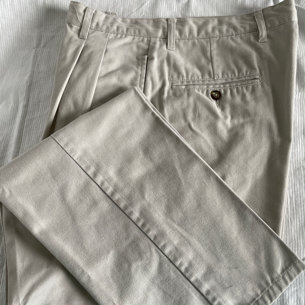 Men’s light khaki pleated Austin collection pants